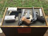 GER: Aktuelle Munition (Pistolenpatrone 41 (9mm Pist Pat 41) und Pistolenpatrone 03 (7.65mm Pist Pat 03), eine SIG P210-1 (SIG P210), Kantonspolizei Kanton Thurgau und eine Pistole 06/29 auf dem Schiessstand.